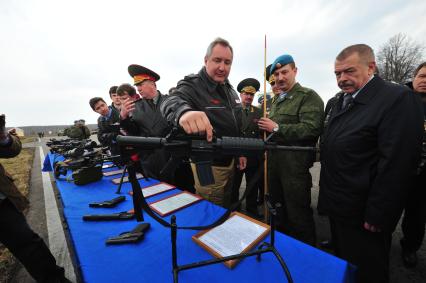 Рабочая поездка Д. Рогозина в Тулу. Полигон 106 Гвардейской воздушно-десантной дивизии. На снимке:  заместитель председателя правительства Дмитрий Рогозин (в центре).