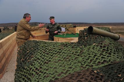 Рабочая поездка Д. Рогозина в Тулу. Полигон 106 Гвардейской воздушно-десантной дивизии. На снимке:  заместитель председателя правительства Дмитрий Рогозин (слева).