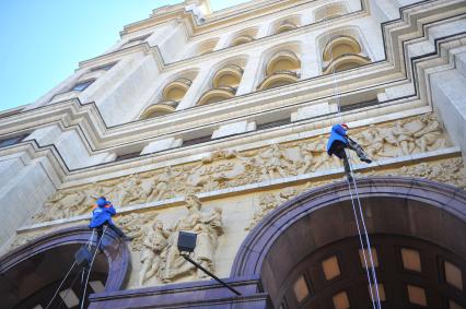 Промышленный альпенизм. На снимке: сотрудники клинингового сервиса моют фасад дома.