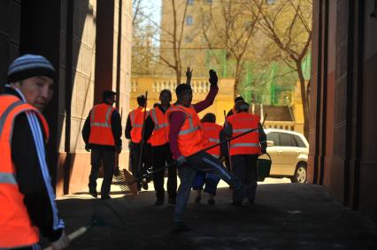 Гастарбайтеры в рабочей одежде