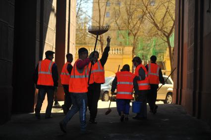 Гастарбайтеры в рабочей одежде