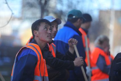 Гастарбайтеры в рабочей одежде