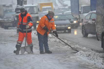 Уборка снега в городе.