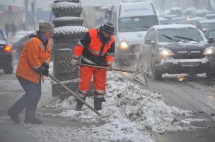 Уборка снега в городе.