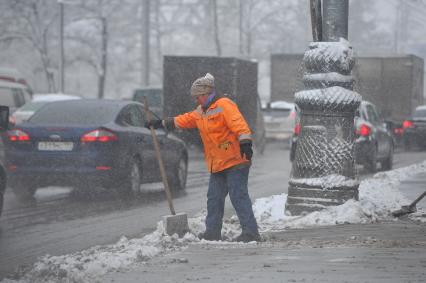 Уборка снега в городе.