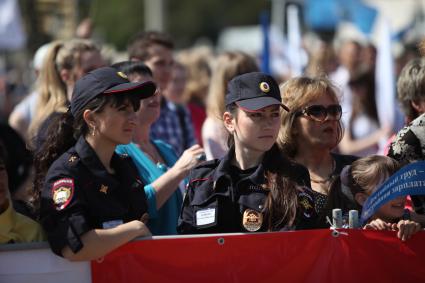 Девушки-полицейские в форме наблюдают за соблюдением правопорядка