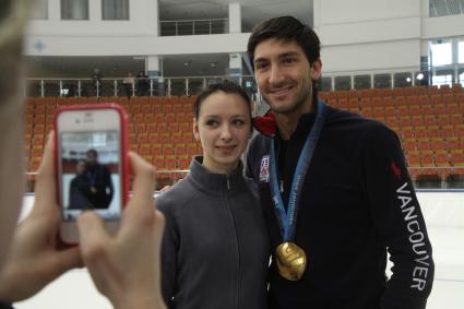 Фигурист Эван Лайсачек фотографируется с девушкой-фигуристкой