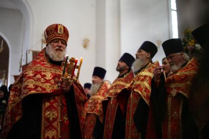 Священнослужители  во время торжественной пасхальной службы в храме