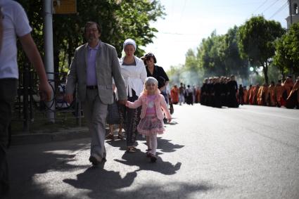 Православная семья во время крестного хода