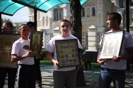 Послушники Спасо-Преображенского реабилитационного центра ждут начала пасхального крестного хода