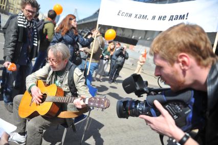 Митинг против хамства, организованный газетой `Комсомольская правда` (КП), прошел в Парке Горького. На снимке: корреспондент КП Александр Мешков.