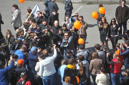 Митинг против хамства, организованный газетой `Комсомольская правда` (КП), прошел в Парке Горького. На снимке: артист Никита Джигурда (в центре).