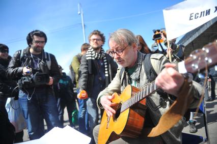 Митинг против хамства, организованный газетой `Комсомольская правда` (КП), прошел в Парке Горького. На снимке: корреспондент КП Александр Мешков.