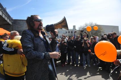 Митинг против хамства, организованный газетой `Комсомольская правда` (КП), прошел в Парке Горького. На снимке: артист Никита Джигурда.