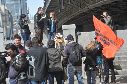 Митинг против хамства, организованный газетой `Комсомольская правда` (КП), прошел в Парке Горького. На снимке: табличка на далматинце `Не выгуливаю хозяев без совка`.