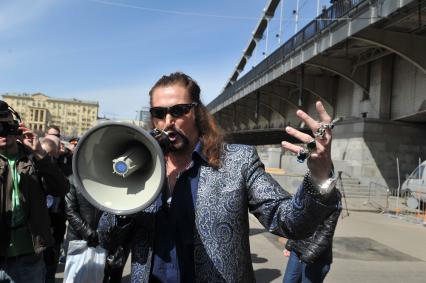 Митинг против хамства, организованный газетой `Комсомольская правда` (КП), прошел в Парке Горького. На снимке: артист Никита Джигурда.