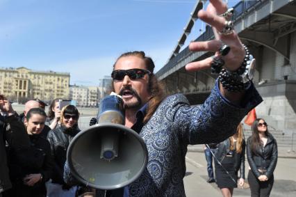 Митинг против хамства, организованный газетой `Комсомольская правда` (КП), прошел в Парке Горького. На снимке: артист Никита Джигурда.