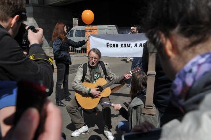 Митинг против хамства, организованный газетой `Комсомольская правда` (КП), прошел в Парке Горького. На снимке: корреспондент КП Александр Мешков.