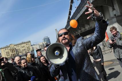 Митинг против хамства, организованный газетой `Комсомольская правда` (КП), прошел в Парке Горького. На снимке: артист Никита Джигурда.