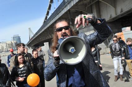 Митинг против хамства, организованный газетой `Комсомольская правда` (КП), прошел в Парке Горького. На снимке: артист Никита Джигурда.