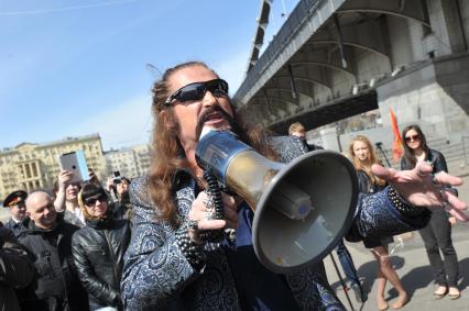 Митинг против хамства, организованный газетой `Комсомольская правда` (КП), прошел в Парке Горького. На снимке: артист Никита Джигурда.