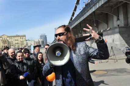 Митинг против хамства, организованный газетой `Комсомольская правда` (КП), прошел в Парке Горького. На снимке: артист Никита Джигурда.