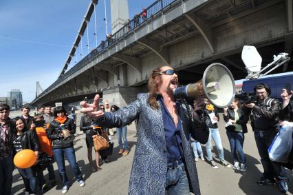 Митинг против хамства, организованный газетой `Комсомольская правда` (КП), прошел в Парке Горького. На снимке: артист Никита Джигурда.