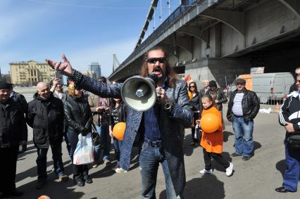 Митинг против хамства, организованный газетой `Комсомольская правда` (КП), прошел в Парке Горького. На снимке: артист Никита Джигурда.