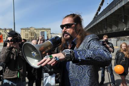 Митинг против хамства, организованный газетой `Комсомольская правда` (КП), прошел в Парке Горького. На снимке: артист Никита Джигурда.