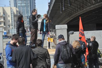 Митинг против хамства, организованный газетой `Комсомольская правда` (КП), прошел в Парке Горького. На снимке: табличка на далматинце `Не выгуливаю хозяев без совка`.