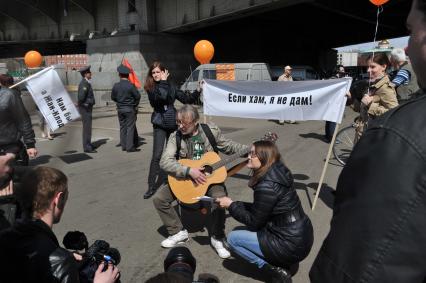 Митинг против хамства, организованный газетой `Комсомольская правда` (КП), прошел в Парке Горького. На снимке: корреспондент КП Александр Мешков.