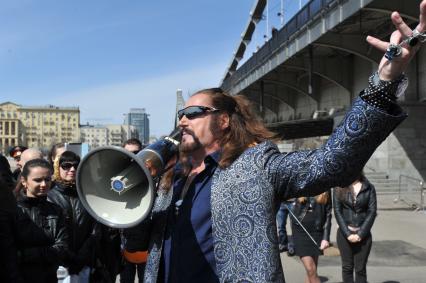 Митинг против хамства, организованный газетой `Комсомольская правда` (КП), прошел в Парке Горького. На снимке: артист Никита Джигурда.