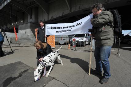 Митинг против хамства, организованный газетой `Комсомольская правда` (КП), прошел в Парке Горького. На снимке: плакат `Нравятся мужчины без матерщины!`.