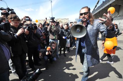 Митинг против хамства, организованный газетой `Комсомольская правда` (КП), прошел в Парке Горького. На снимке: артист Никита Джигурда.