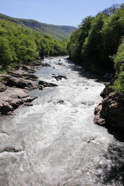 Река `Белая` в районе водопадов Руфабго.