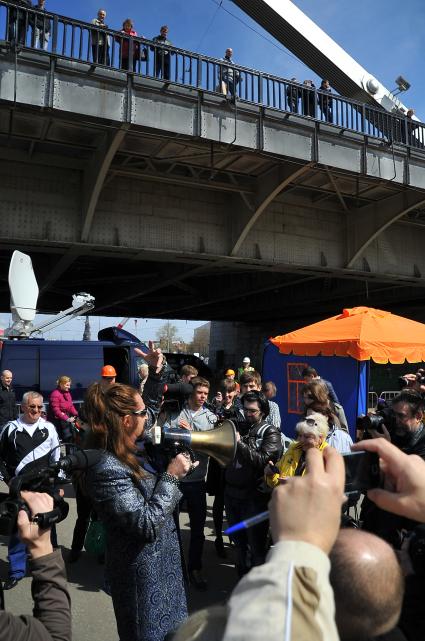 Митинг против хамства, организованный газетой `Комсомольская правда`, прошел в Парке Горького. На снимке: артист Никита Джигурда`.