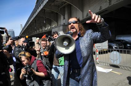 Митинг против хамства, организованный газетой `Комсомольская правда`, прошел в Парке Горького. На снимке: артист Никита Джигурда`.