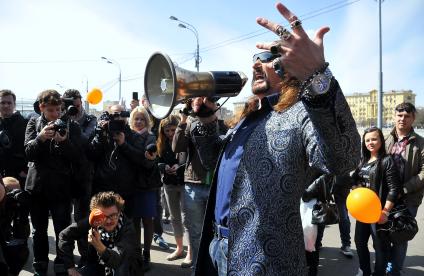 Митинг против хамства, организованный газетой `Комсомольская правда`, прошел в Парке Горького. На снимке: артист Никита Джигурда`.