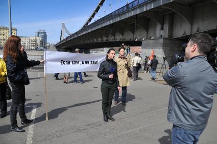 Митинг против хамства, организованный газетой `Комсомольская правда`, прошел в Парке Горького. На снимке: плакат `Если хам, я не дам!`.