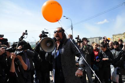 Митинг против хамства, организованный газетой `Комсомольская правда`, прошел в Парке Горького. На снимке: артист Никита Джигурда`.