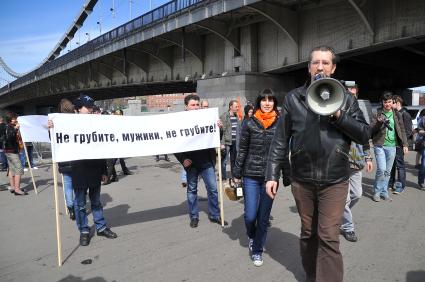 Митинг против хамства, организованный газетой `Комсомольская правда`, прошел в Парке Горького. На снимке: плакат `Не грубите, мужики, не грубите!`.