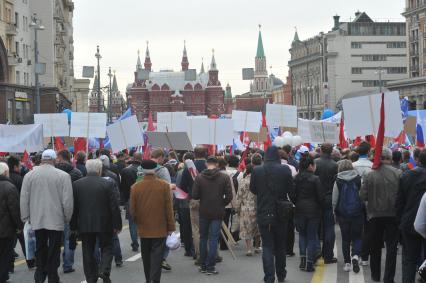 Традиционная первомайская демонстрация, организованная Федерацией независимых профсоюзов. На снимке: участники демонстрации во время шествия по Тверской улице.