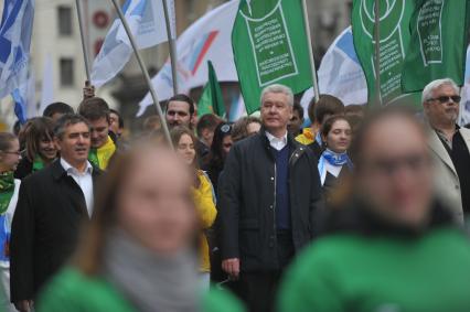 Традиционная первомайская демонстрация, организованная Федерацией независимых профсоюзов. На снимке: мэр Москвы Сергей Собянин (в центре) во время шествия по Тверской улице.