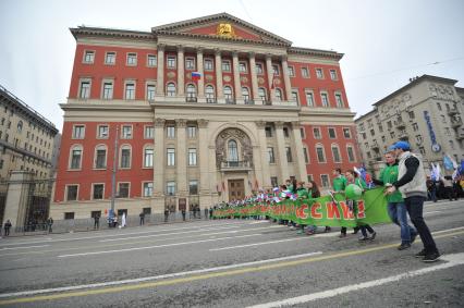 Традиционная первомайская демонстрация, организованная Федерацией независимых профсоюзов. На снимке: участники демонстрации во время шествия по Тверской улице мимо здания Мэрии Москвы.