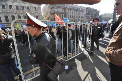 Традиционная первомайская демонстрация, организованная Федерацией независимых профсоюзов. На снимке: участники демонстрации во время шествия по Тверской улице.