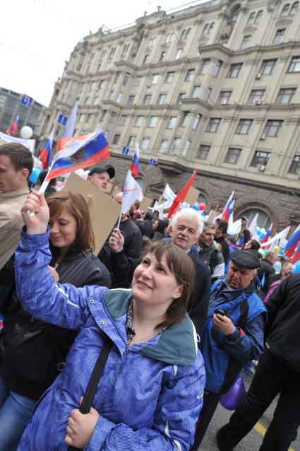 Традиционная первомайская демонстрация, организованная Федерацией независимых профсоюзов. На снимке: участники демонстрации во время шествия по Тверской улице.