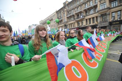 Традиционная первомайская демонстрация, организованная Федерацией независимых профсоюзов. На снимке: участники демонстрации во время шествия по Тверской улице.