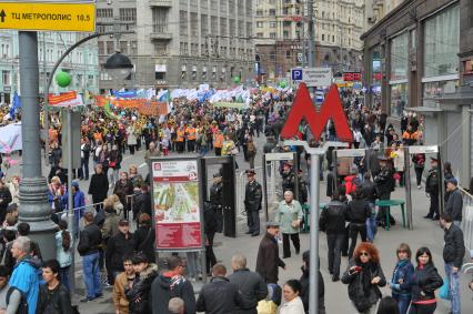 Традиционная первомайская демонстрация, организованная Федерацией независимых профсоюзов. На снимке: участники демонстрации во время шествия по Тверской улице.