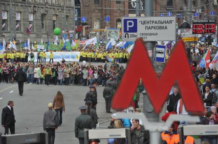 Традиционная первомайская демонстрация, организованная Федерацией независимых профсоюзов. На снимке: участники демонстрации во время шествия по Тверской улице.