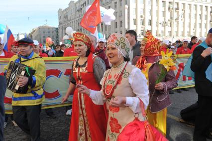 Традиционная первомайская демонстрация, организованная Федерацией независимых профсоюзов. На снимке: участники демонстрации во время шествия по Тверской улице.